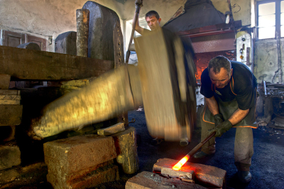 Mit Wasserkraft betriebene Hammerschmiede